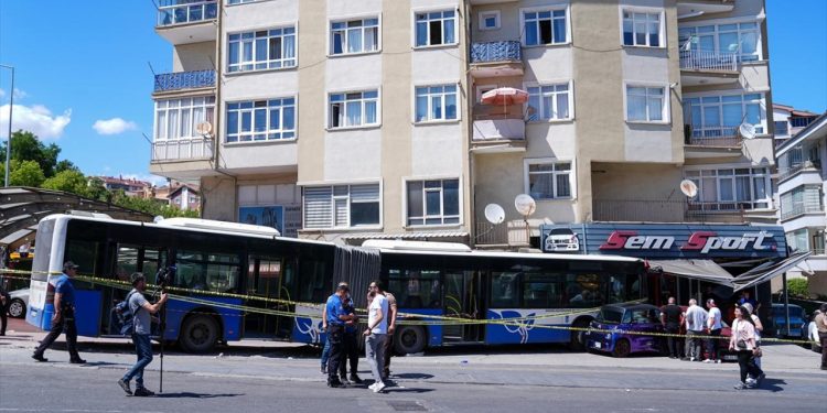 Ankara’da kontrolden çıkan EGO otobüsü iş yerine çarptı
