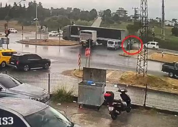 Tır otomobili sürükleyip takla attırdı: 3 yaralı