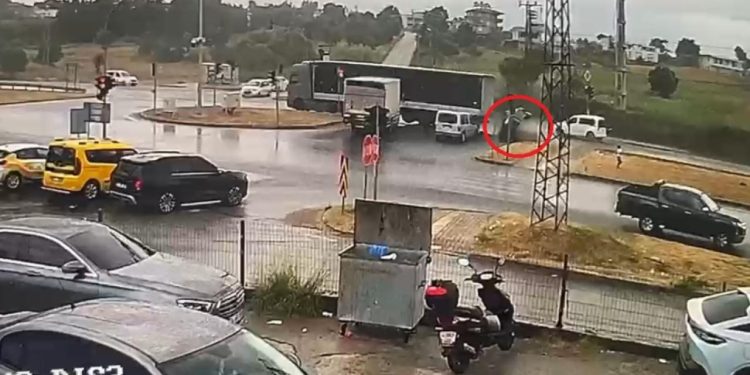 Tır otomobili sürükleyip takla attırdı: 3 yaralı