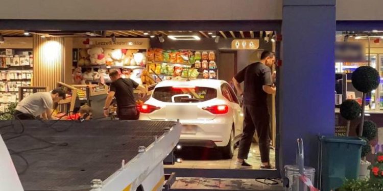 Bağcılar’da kontrolden çıkan otomobil markete girdi: 1 yaralı