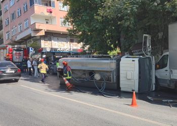 Bayrampaşa’da seyir halindeki su tankeri devrildi: O anlar kamerada