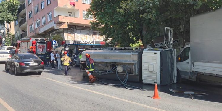 Bayrampaşa’da seyir halindeki su tankeri devrildi: O anlar kamerada