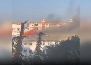 İstanbul’da bir okulun çatısında yangın