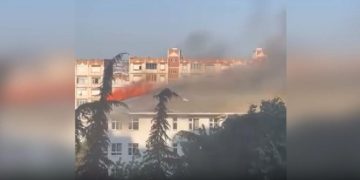İstanbul’da bir okulun çatısında yangın