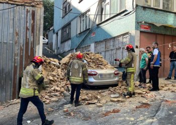 Beyoğlu’nda 2 katlı metruk bina çöktü