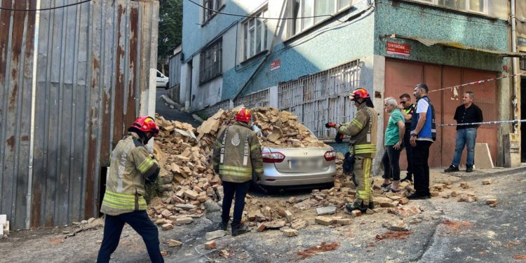 Beyoğlu’nda 2 katlı metruk bina çöktü