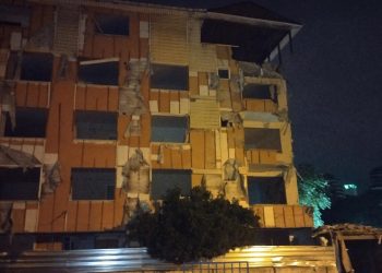 İstanbul’da kentsel dönüşüm kapsamındaki binanın balkonları ile duvarı çöktü