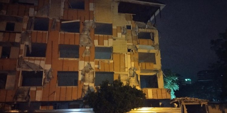 İstanbul’da kentsel dönüşüm kapsamındaki binanın balkonları ile duvarı çöktü