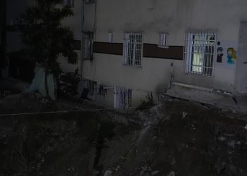 İstanbul’da inşaat çalışmasında zarar gören bina tahliye edildi