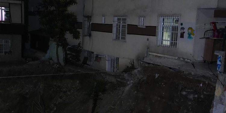 İstanbul’da inşaat çalışmasında zarar gören bina tahliye edildi