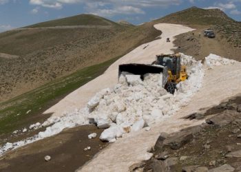 Bitlis’te temmuzda kar mesaisi sürüyor