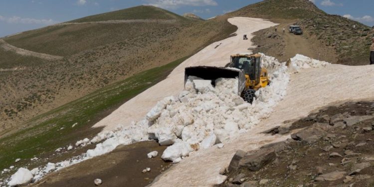 Bitlis’te temmuzda kar mesaisi sürüyor