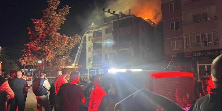 Bolu’da çatı katında çıkan yangın söndürüldü