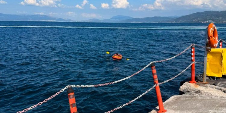 Akıntıyla sürüklenen bottaki 15 yaşındaki çocuk kurtarıldı