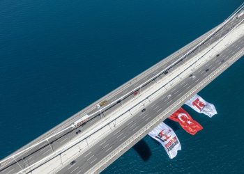 Boğaz’daki köprülere 15 Temmuz dolayısıyla Türk bayrağı asıldı