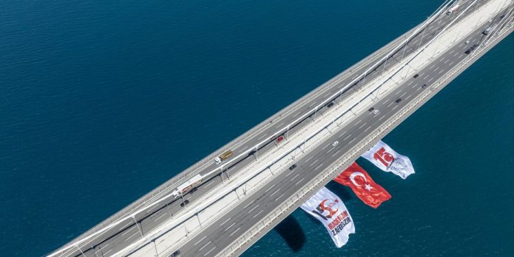 Boğaz’daki köprülere 15 Temmuz dolayısıyla Türk bayrağı asıldı