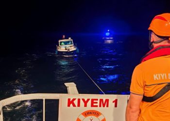 Çanakkale Boğazı’nda arızalanıp sürüklenen tekne kurtarıldı