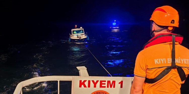Çanakkale Boğazı’nda arızalanıp sürüklenen tekne kurtarıldı