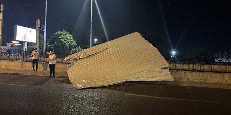 Bursa’da kuvvetli rüzgar çatıyı yerinden söktü