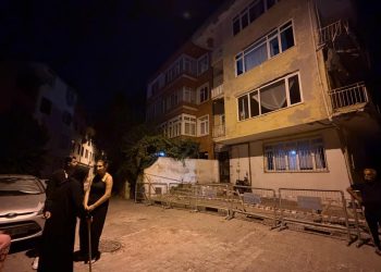 Üsküdar’da 4 katlı binanın balkonunda kısmi çökme meydana geldi