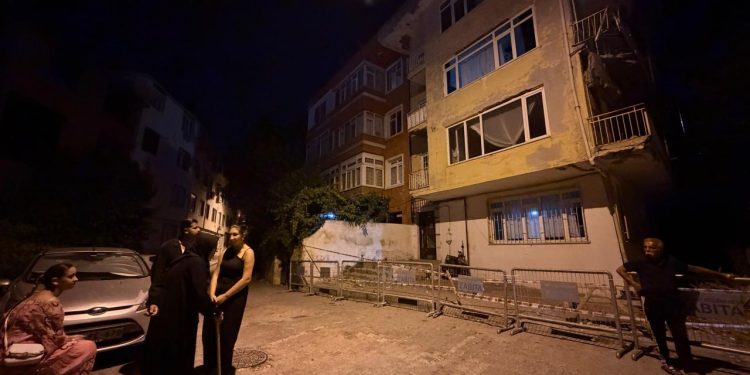 Üsküdar’da 4 katlı binanın balkonunda kısmi çökme meydana geldi