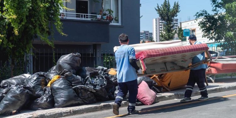 Mersin’de evden 5 kamyon çöp çıktı