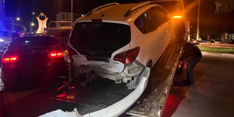 Çorum’da otomobil park halindeki araca çarptı: 2’si polis, 4 kişi yaralandı