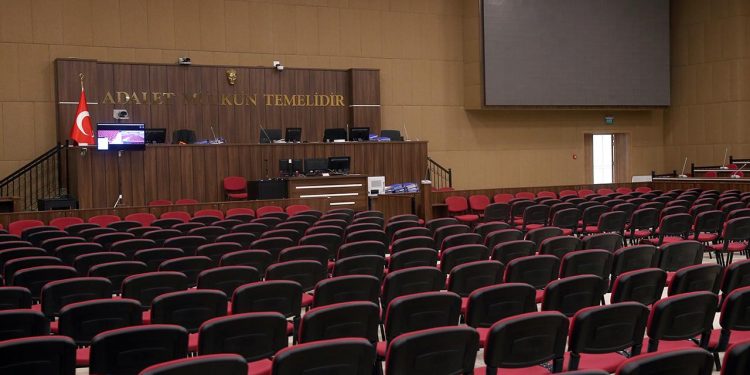 İzmir’de eski eşi ve oğluna otomobille çarpan sanığa 20 yıl 6 ay hapis