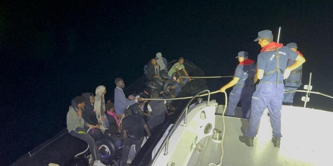İzmir açıklarında 32 düzensiz göçmen yakalandı