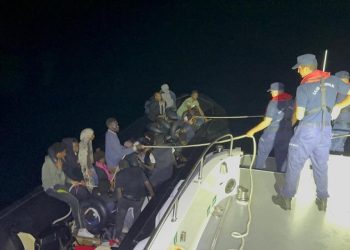 İzmir açıklarında 32 düzensiz göçmen yakalandı