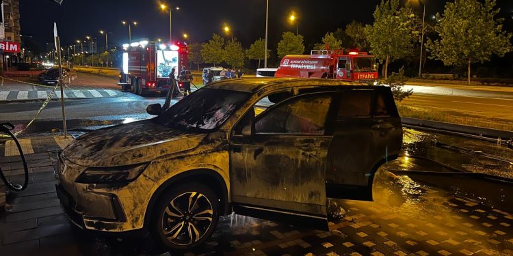 Şarjdaki elektrikli otomobilde yangın ve patlama