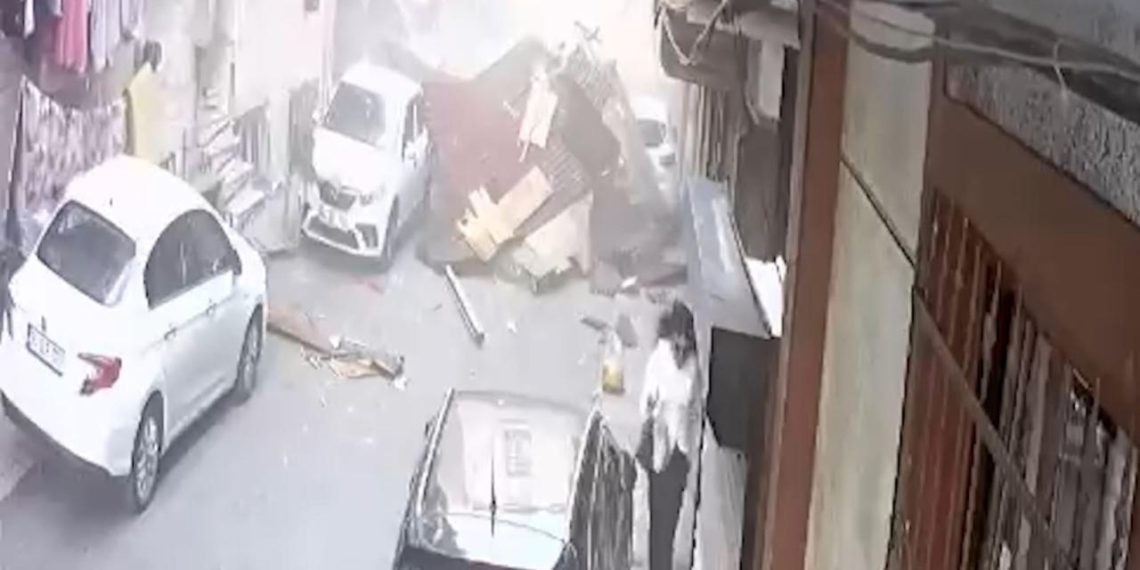 Uçan çatının altında kalmaktan son anda kurtuldular