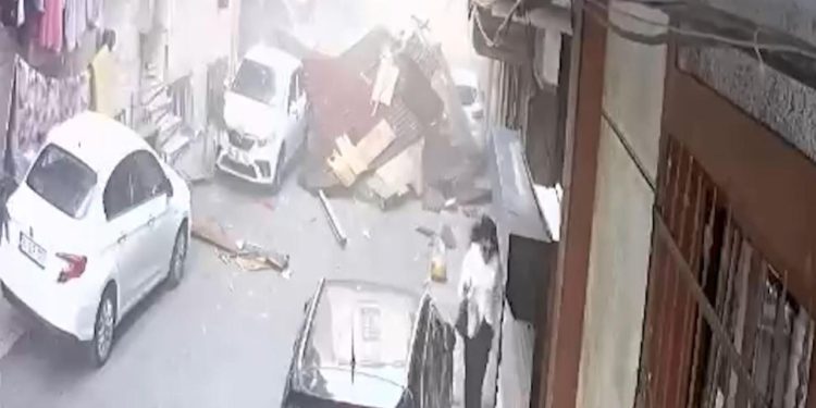 Uçan çatının altında kalmaktan son anda kurtuldular