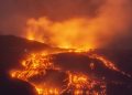 İtalya’da Etna Yanardağı’nın kül püskürtmesi hava ulaşımında aksaklıklara yol açtı