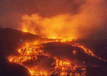 İtalya’da Etna Yanardağı’nın kül püskürtmesi hava ulaşımında aksaklıklara yol açtı