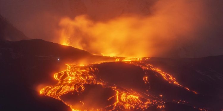 İtalya’da Etna Yanardağı’nın kül püskürtmesi hava ulaşımında aksaklıklara yol açtı