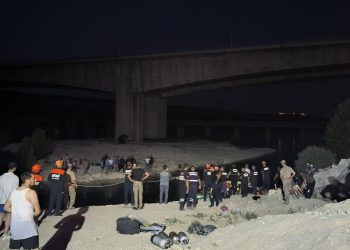 Fırat Nehri’nde mahsur kalan 26 kişi kurtarıldı