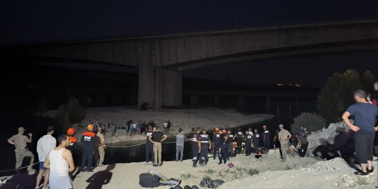 Fırat Nehri’nde mahsur kalan 26 kişi kurtarıldı