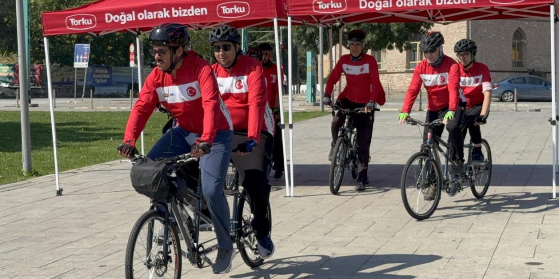 Görme engelliler, 15 Temmuz şehitleri için Ankara’ya pedal çeviriyor