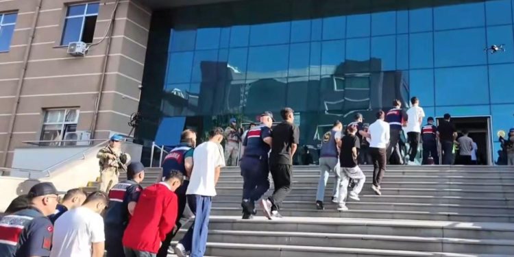 12 ilde organize suç örgütlerine operasyon: 74 şüpheli tutuklandı