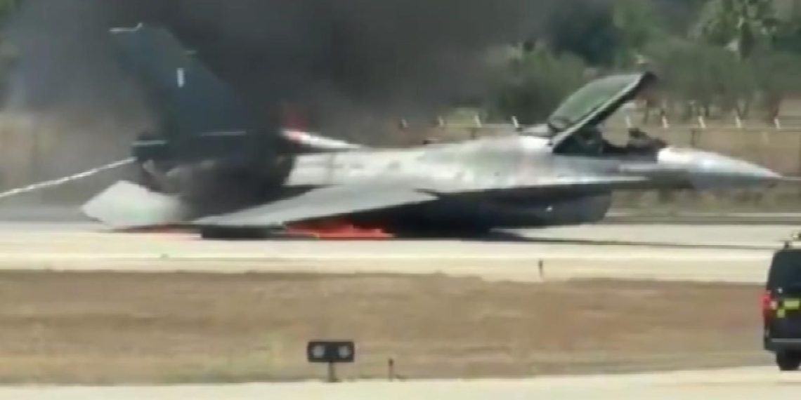 Yunanistan’da acil iniş yapan F-16 savaş uçağı alev aldı
