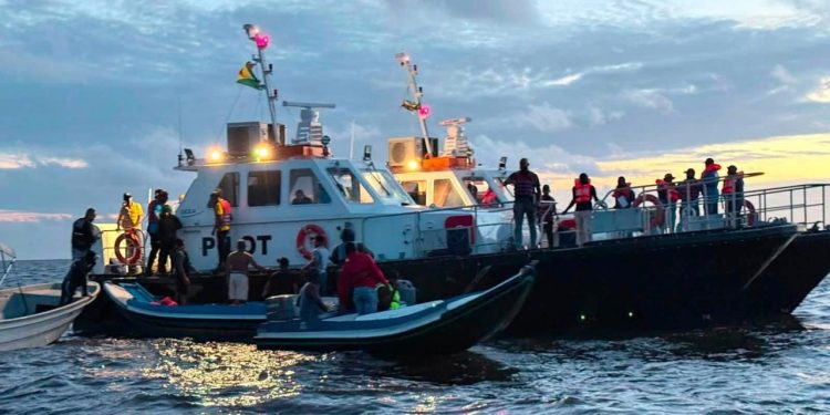 Guyana açıklarında 116 yolcuyu taşıyan feribot alabora oldu