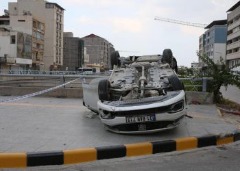 Hatay’da otomobil devrildi: 2 ölü