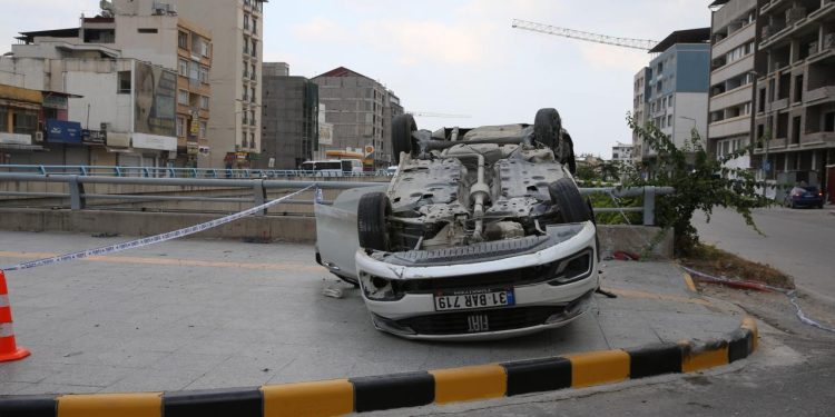 Hatay’da otomobil devrildi: 2 ölü