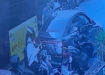 İETT’ye bağlı özel halk otobüsü otomobilin yanında duran kişiye çarptı