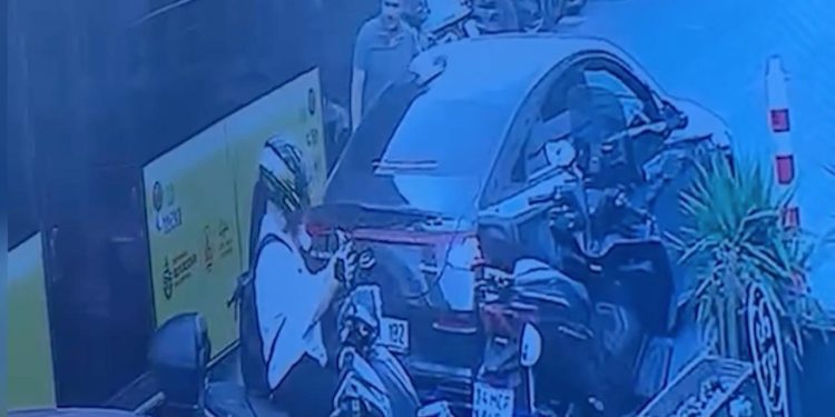 İETT’ye bağlı özel halk otobüsü otomobilin yanında duran kişiye çarptı
