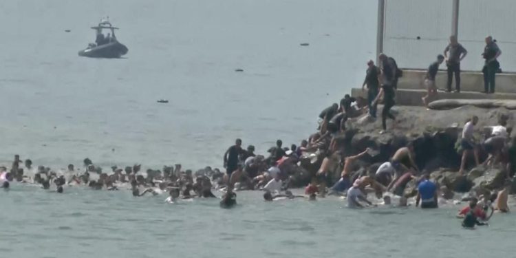 Fas’tan İspanya’ya göçmen akını – Son Dakika Haberleri
