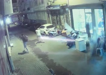 İstanbul’da 4 katlı binanın çatısı kısmen çöktü
