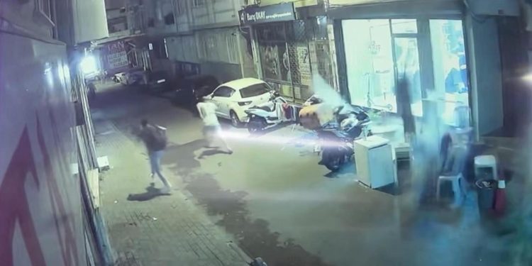 İstanbul’da 4 katlı binanın çatısı kısmen çöktü