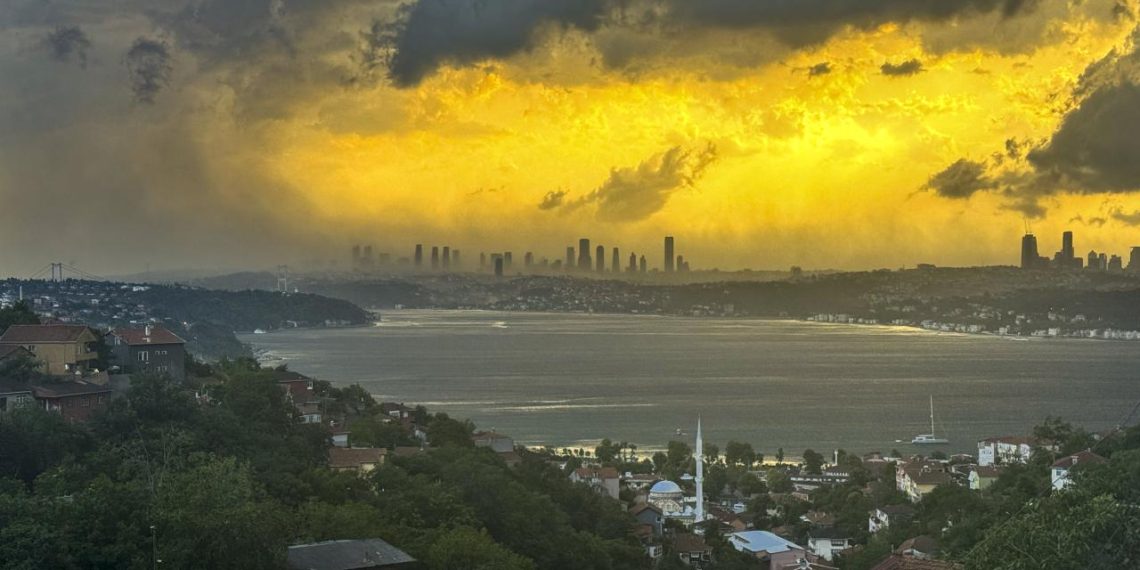 İstanbul’da fırtına: Çatılar uçtu, ağaçlar devrildi